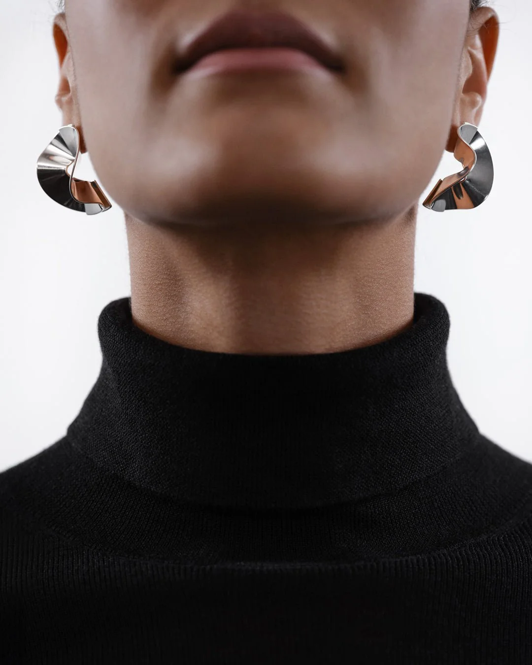 Alluring single earring round silver left - Image 3
