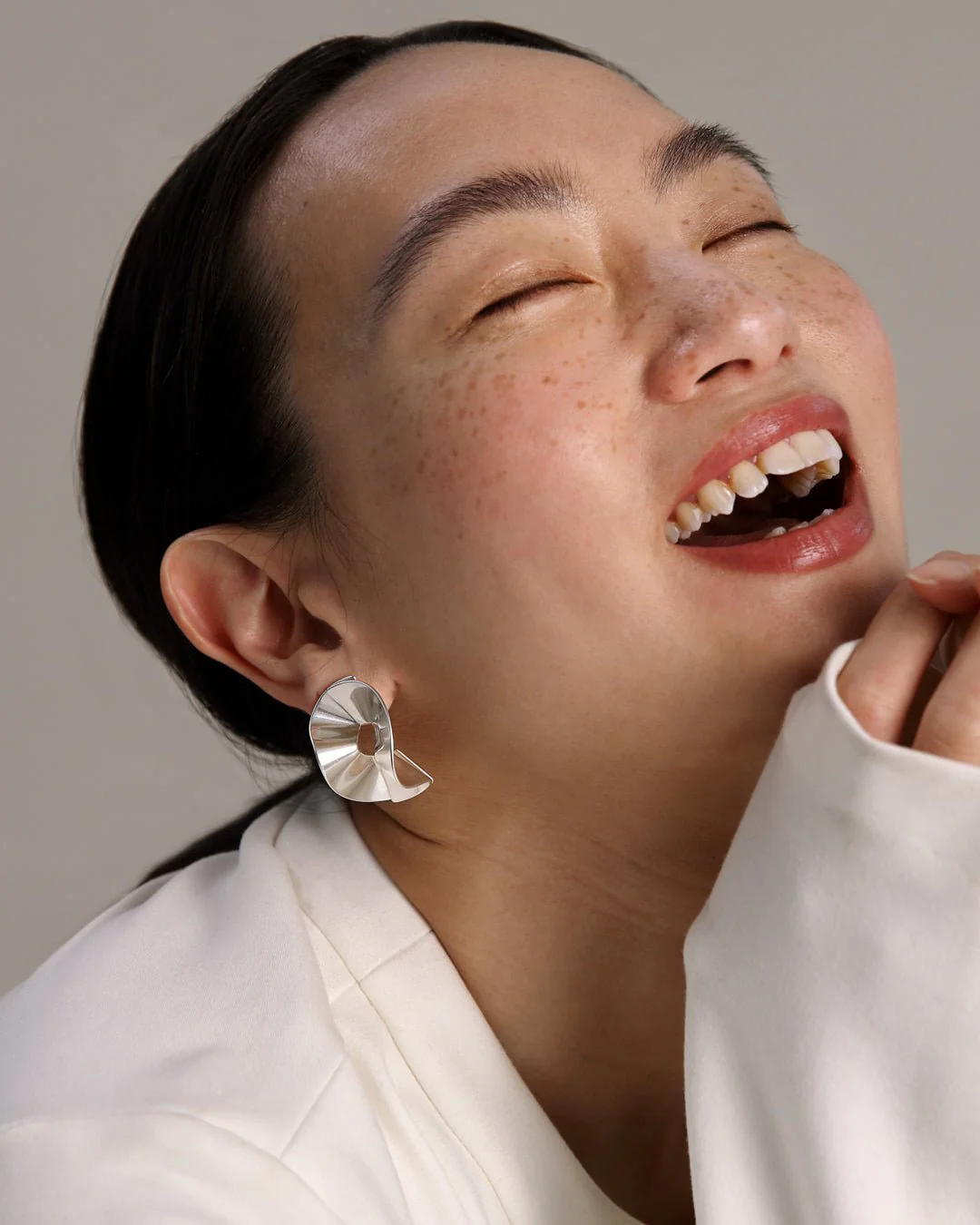 Alluring single earring round silver left - Image 4