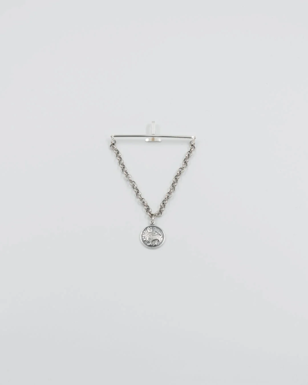 Kept Aurinkoleijona tie pin with chain silver