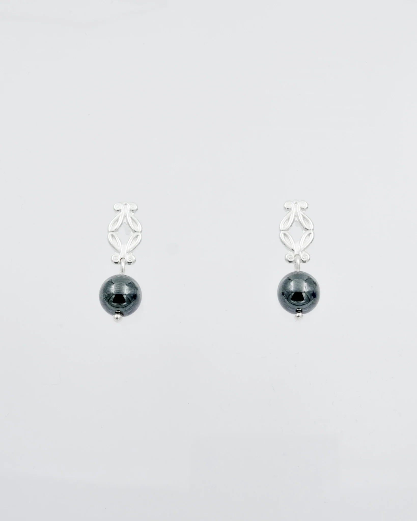 Held Iris earrings silver hematite