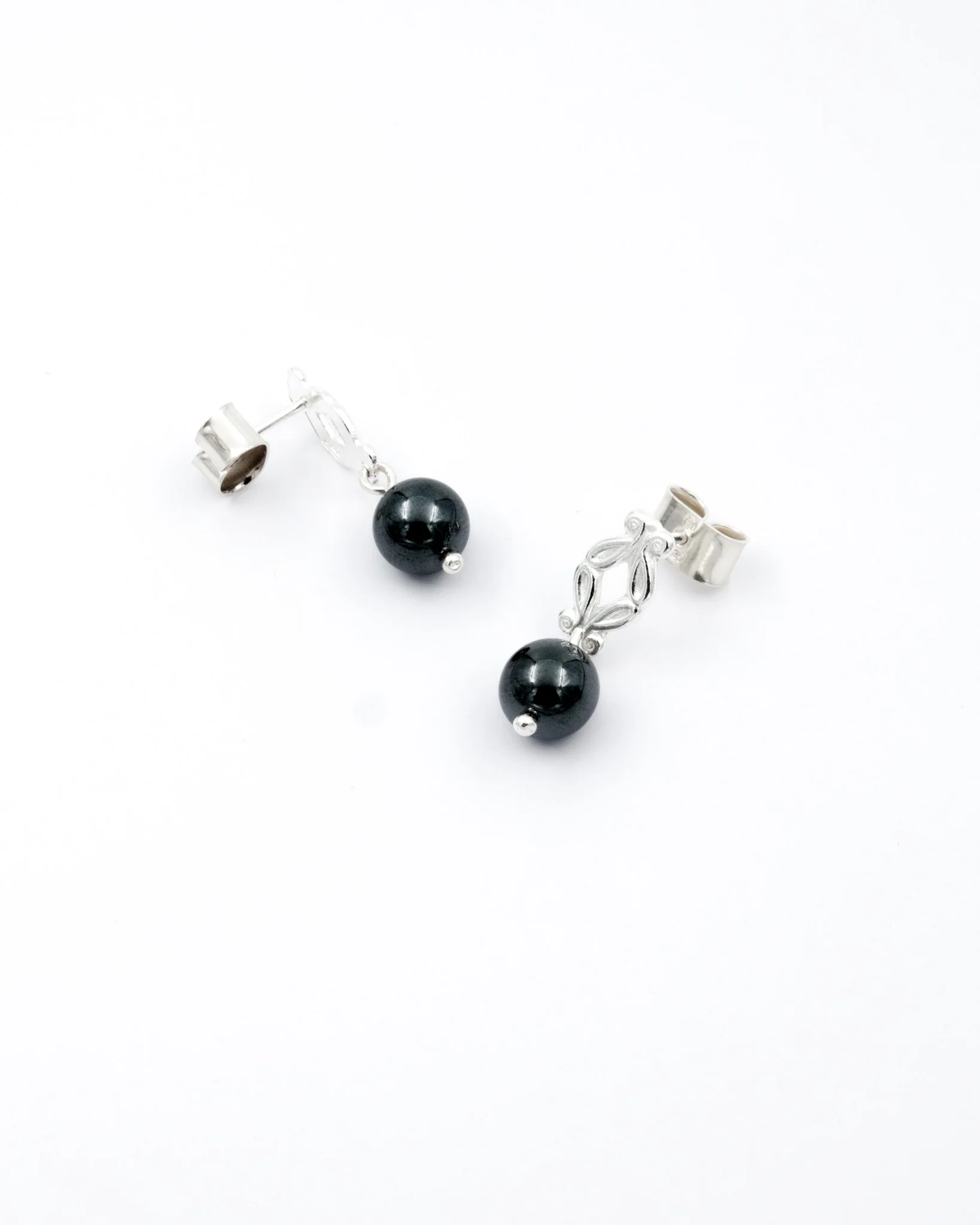 Held Iris earrings silver hematite - Image 2