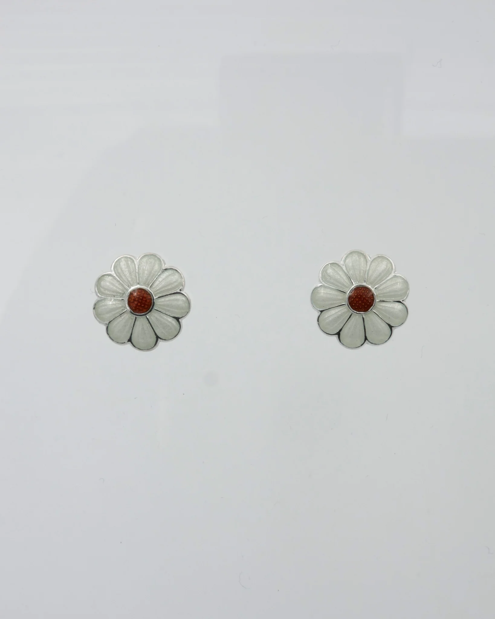 Kept Kukkaketo earrings silver pin white