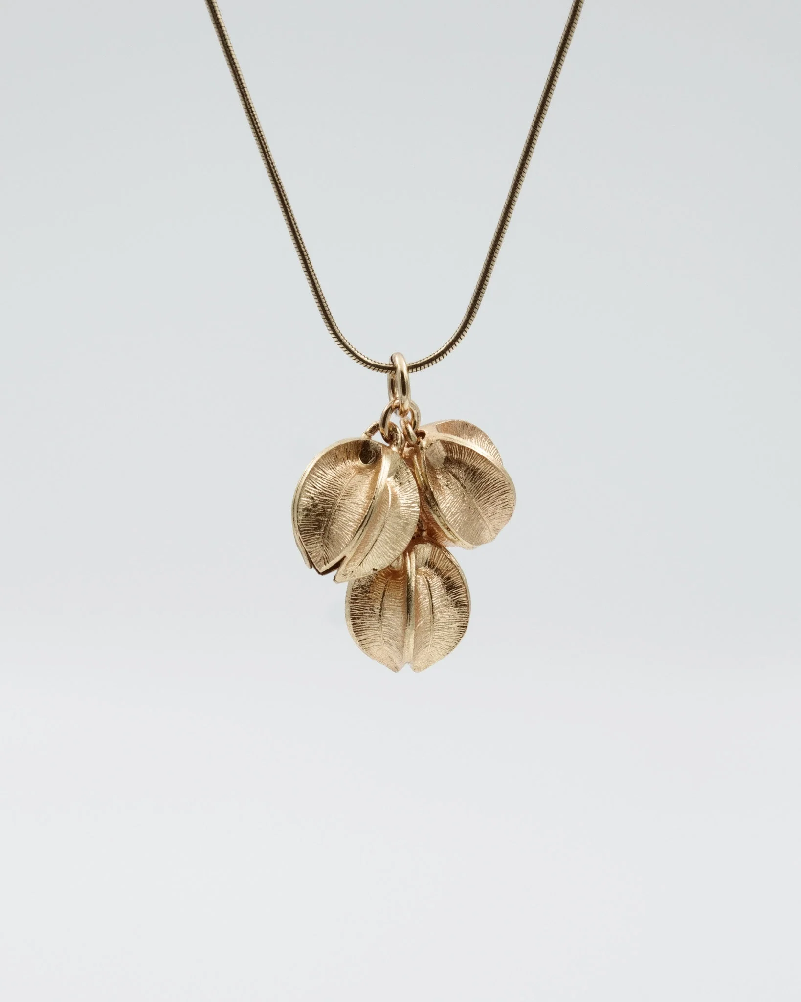 Held Snowflake pendant with three flowers 42 cm bronze