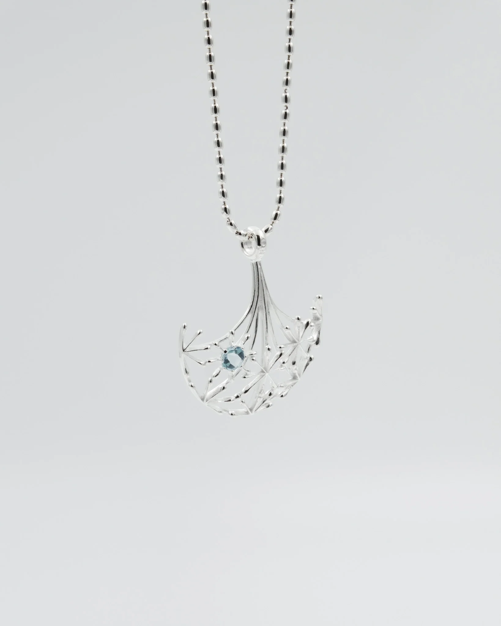 Heard Woman's voice pendant 45 cm silver topaz