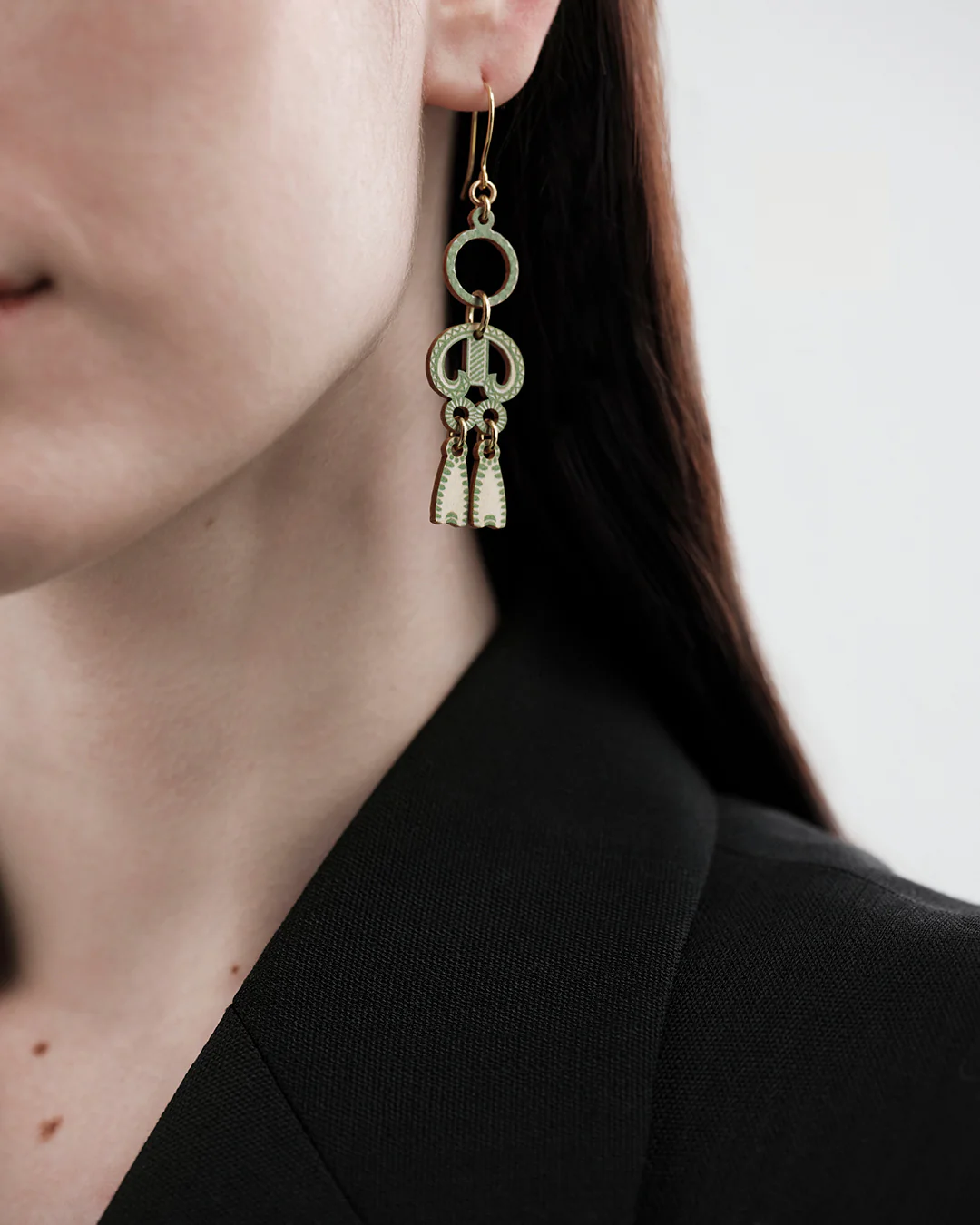 Pretzel plywood earrings green - Image 3