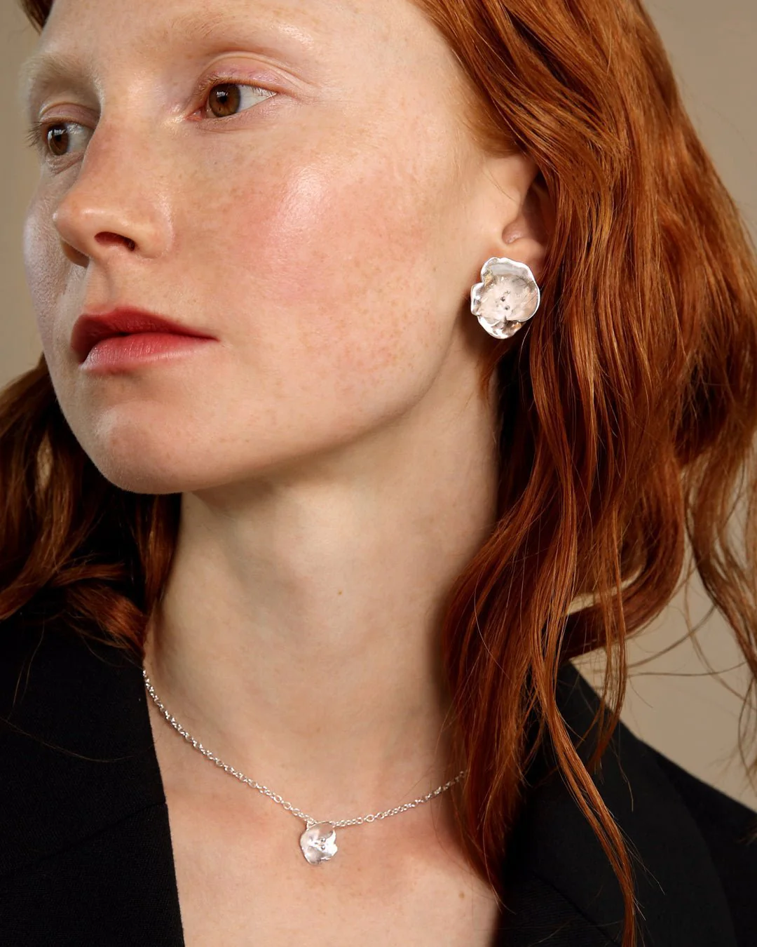 Summer night rose single earring medium size silver - Image 3
